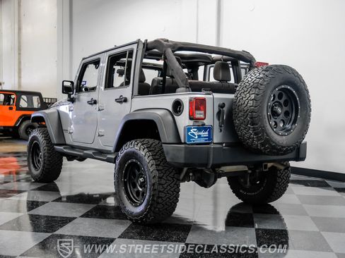 Used 2015 Jeep Wrangler Unlimited Rubicon w/ Connectivity Group image 10