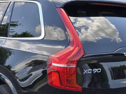 Certified 2025 Volvo XC90 T8 Plus w/ Protection Package Premier image 17