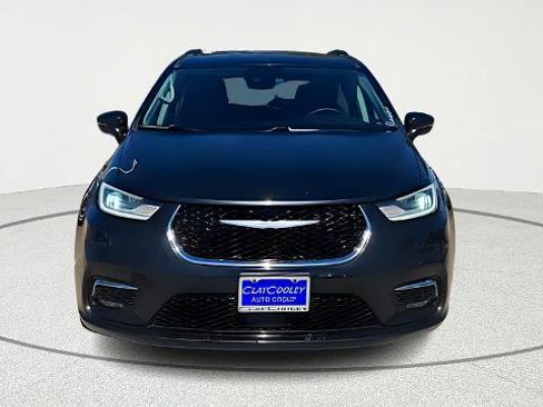 Used 2022 Chrysler Pacifica Touring-L FWD image 2