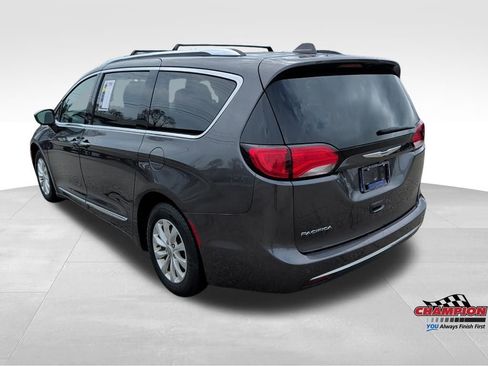 Used 2018 Chrysler Pacifica Touring-L FWD image 3