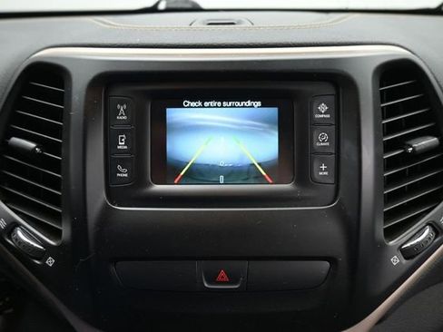 Used 2018 Jeep Cherokee Latitude w/ Cold Weather Group AWD/4WD image 18