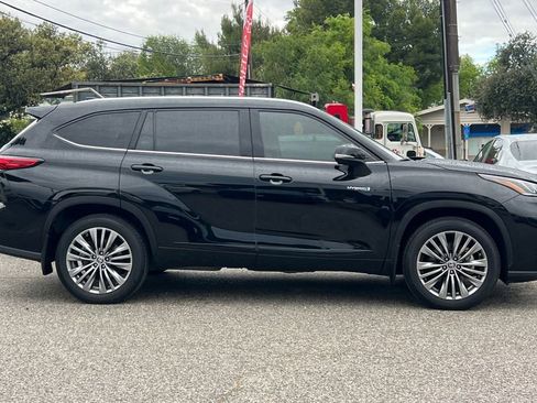 Used 2021 Toyota Highlander Platinum image 2