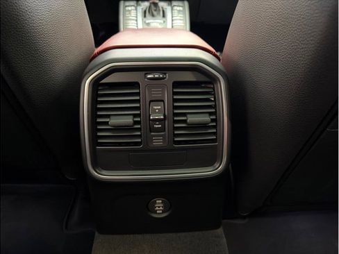 Used 2019 Porsche Macan AWD/4WD image 31