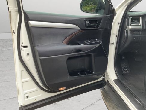 Used 2019 Toyota Highlander LE FWD image 11