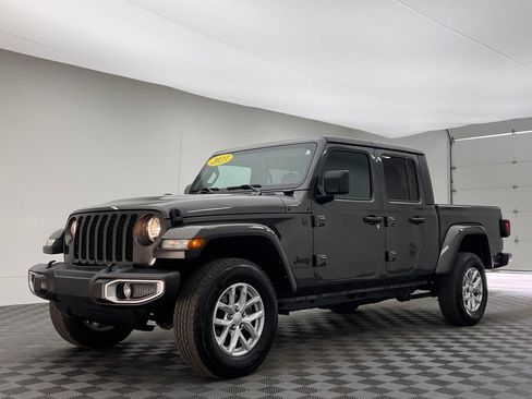 Used 2023 Jeep Gladiator Sport AWD/4WD image 2