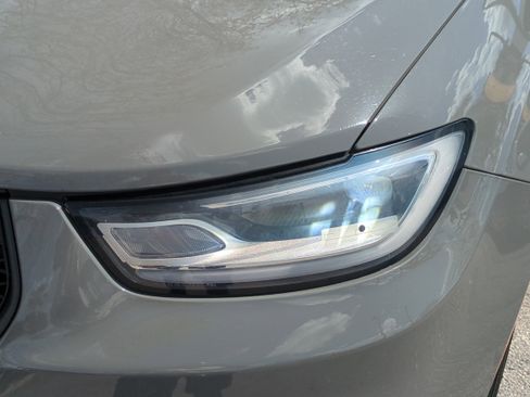 Used 2023 Chrysler Pacifica Limited w/ Uconnect Theater Family Group image 10