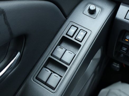 Certified 2025 Nissan Frontier SV image 16