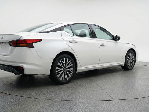 Used 2025 Nissan Altima 2.5 SV image 9