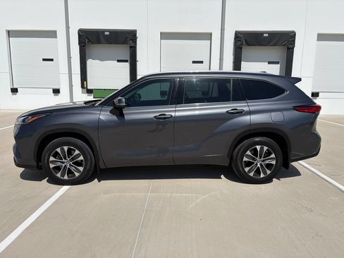 Used 2020 Toyota Highlander XLE FWD image 6