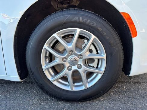 Used 2025 Chrysler Pacifica Select FWD image 35