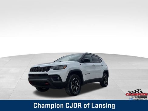 Used 2025 Jeep Compass Trailhawk AWD/4WD image 2