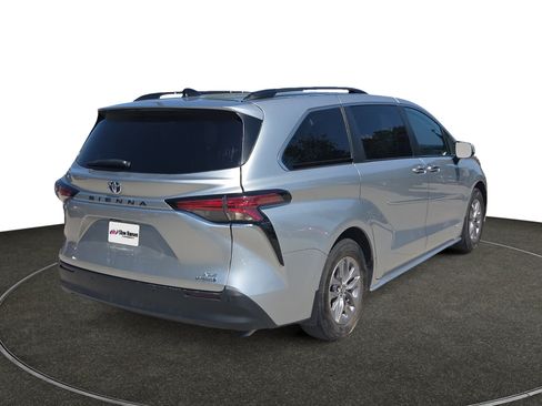 Used 2021 Toyota Sienna XLE w/ XLE Plus Package FWD image 6