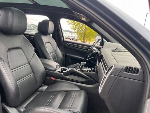 Used 2019 Porsche Cayenne w/ Premium Plus Package AWD/4WD image 35