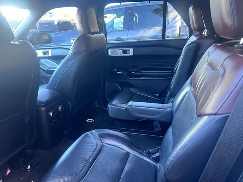 Used 2022 Ford Explorer Platinum w/ Equipment Group 601A AWD/4WD image 4