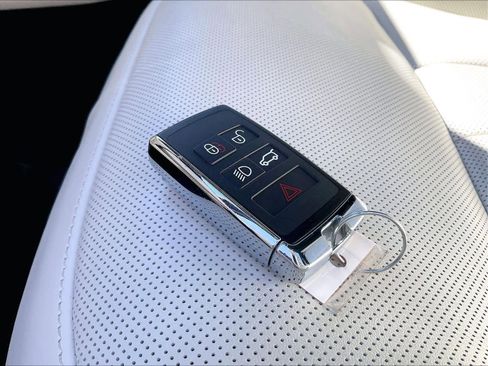 Used 2025 Land Rover Range Rover Long Wheelbase SE image 13