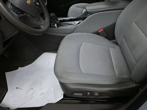 Used 2017 Chevrolet Malibu LT FWD image 15