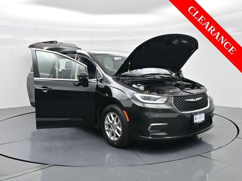 Used 2024 Chrysler Pacifica Touring-L image 37