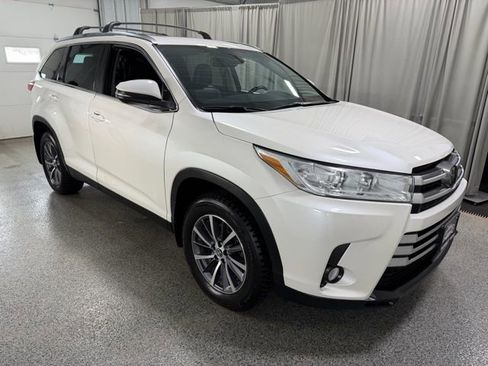 Used 2019 Toyota Highlander XLE AWD/4WD image 3