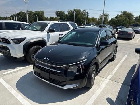 Used 2025 Kia Niro LX FWD image 2