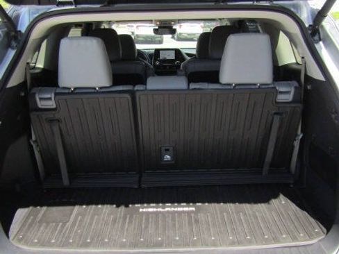 Used 2025 Toyota Highlander XLE AWD/4WD image 9