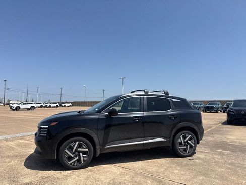 Used 2025 Nissan Kicks SV w/ SV Premium Package FWD image 10