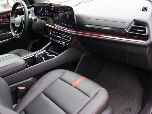 Certified 2024 Chevrolet Traverse RS image 11