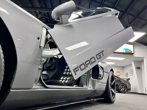 Used 2006 Ford GT RWD image 27