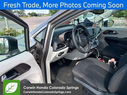 Used 2017 Chrysler Pacifica Touring FWD image 8