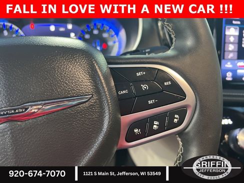 Used 2022 Chrysler Pacifica Touring-L image 23