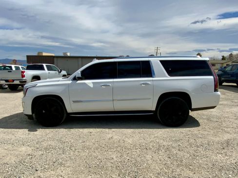 Used 2020 Cadillac Escalade ESV Luxury AWD/4WD image 2