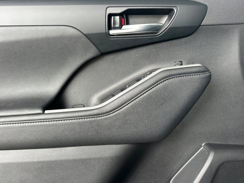 Certified 2024 Toyota Highlander XLE image 13