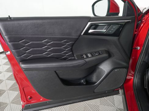 Used 2025 Mitsubishi Outlander SEL image 14