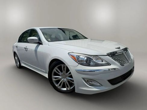 Used 2013 Hyundai Genesis 3.8 w/ Technology Pkg RWD image 3