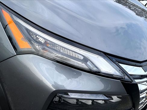 Used 2024 Nissan Rogue SL AWD/4WD image 25