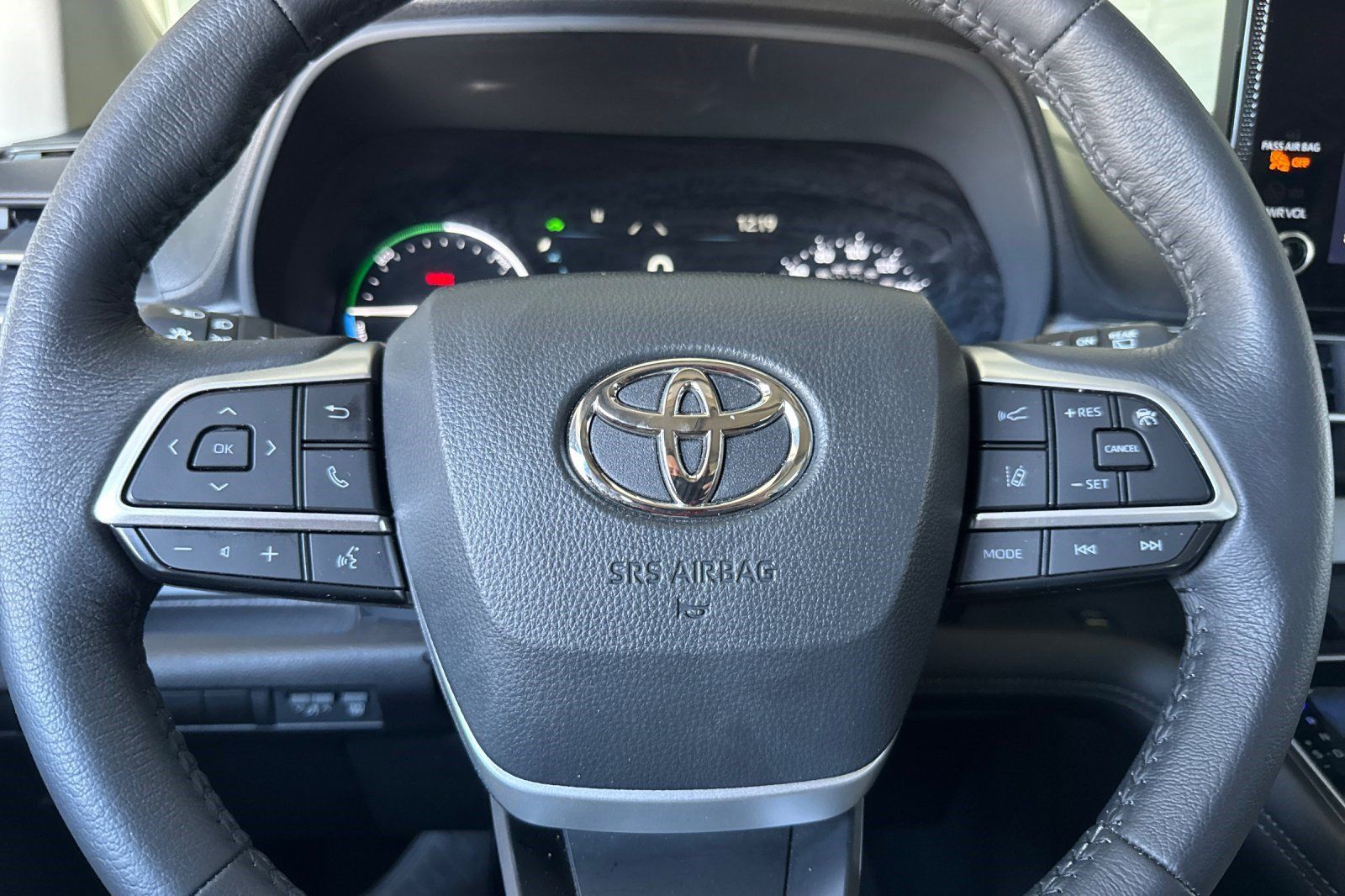 Used 2025 Toyota Sienna XLE FWD image 11