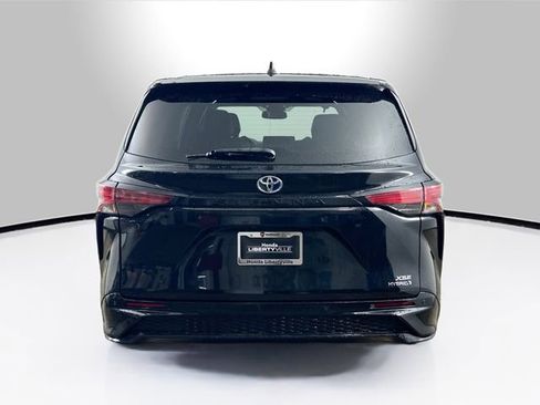 Used 2021 Toyota Sienna XSE image 7