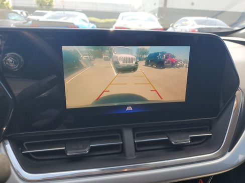 Used 2025 Chevrolet Trax LT FWD image 20