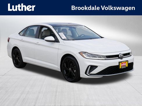 Used 2025 Volkswagen Jetta SE w/ Sunroof Package FWD image 1