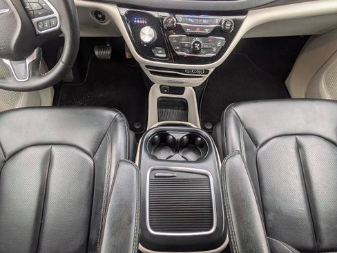 Used 2023 Chrysler Pacifica Touring-L FWD image 21