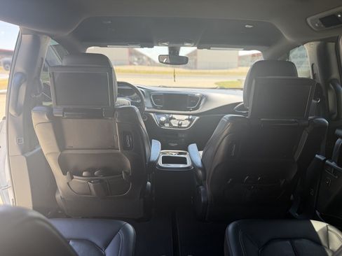 Used 2018 Chrysler Pacifica Touring-L Plus FWD image 13