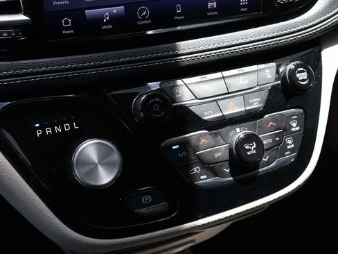 Used 2024 Chrysler Pacifica Touring-L FWD image 18