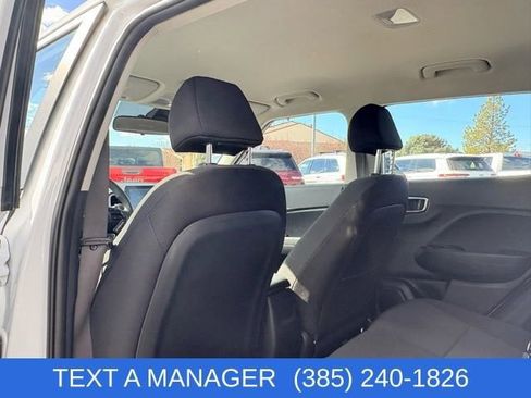 Used 2025 Hyundai Venue SE image 12
