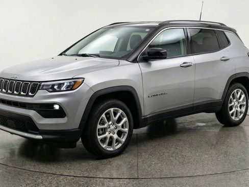 Used 2025 Jeep Compass Limited image 3