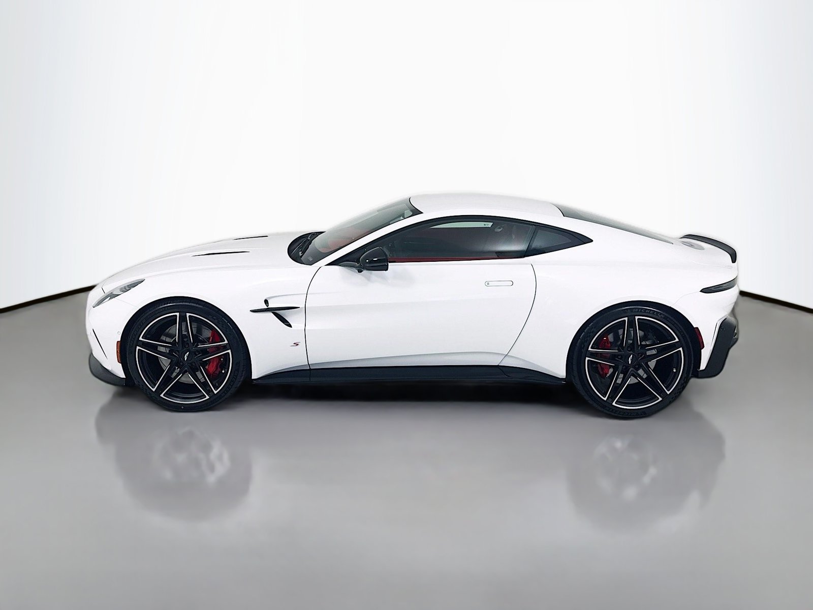 Used 2026 Aston Martin V8 Vantage S RWD image 4