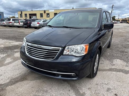 Used 2013 Chrysler Town & Country Touring image 1