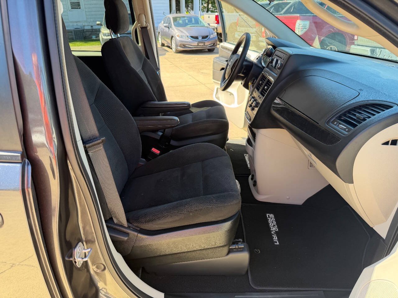 Used 2016 Dodge Grand Caravan SE w/ Quick Order Package 29E SE FWD image 18