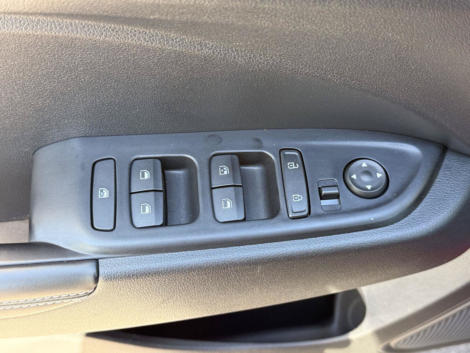 Used 2024 Hyundai Venue Limited FWD image 13