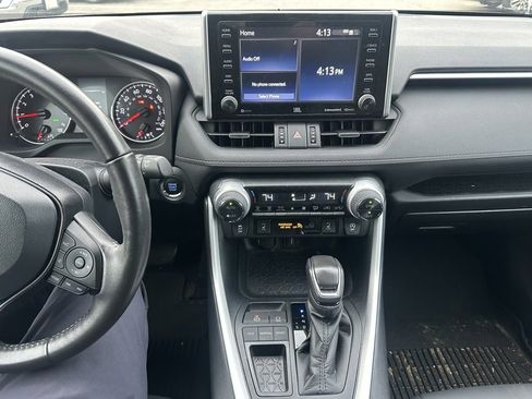 Used 2021 Toyota RAV4 XLE Premium image 11