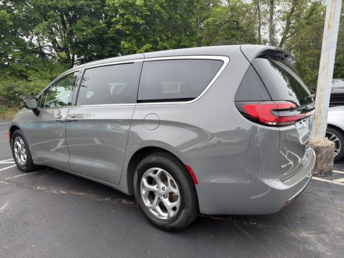Used 2024 Chrysler Pacifica Limited FWD image 5