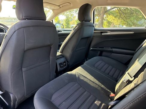Used 2017 Ford Fusion SE w/ Fusion SE Technology Package FWD image 19